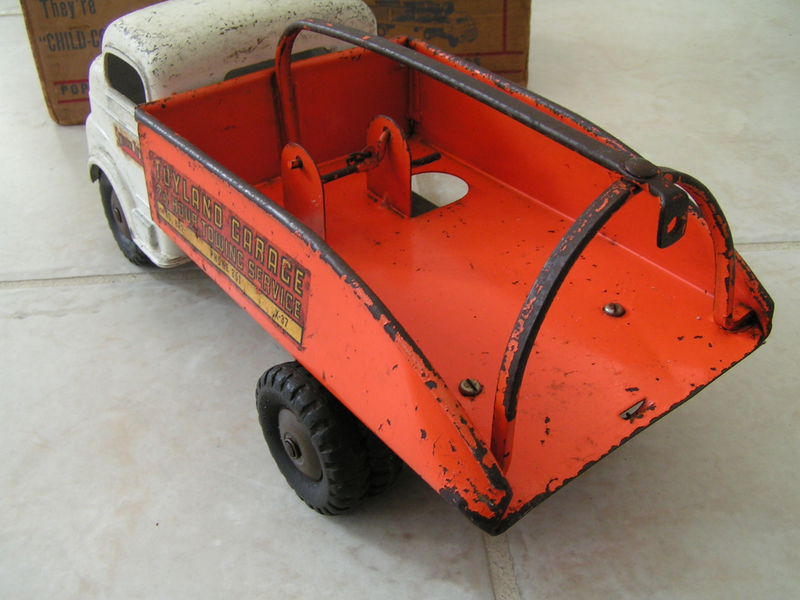 Illustration for article titled A Look Back In Time - Â Structo Toyland Garage Tow Truck